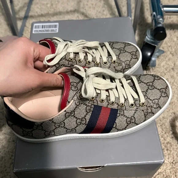 Gucci GG Supreme Canvas Low-Top Sneaker in Beige with Navy & Red Stripe